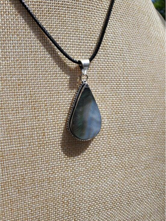 Jewelry - 925 mother of pearl pendant
